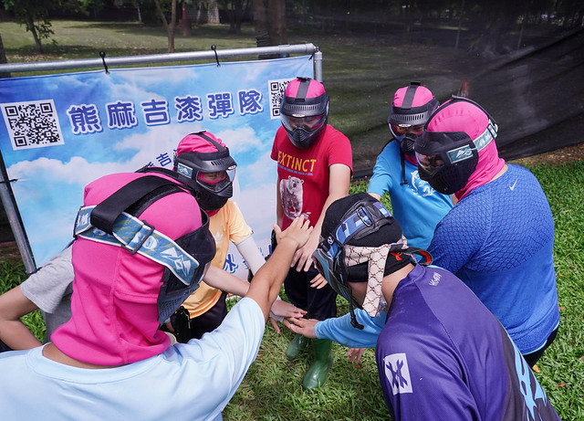 熊麻吉漆彈團隊專業與溫馨教練帶領學員加油打氣