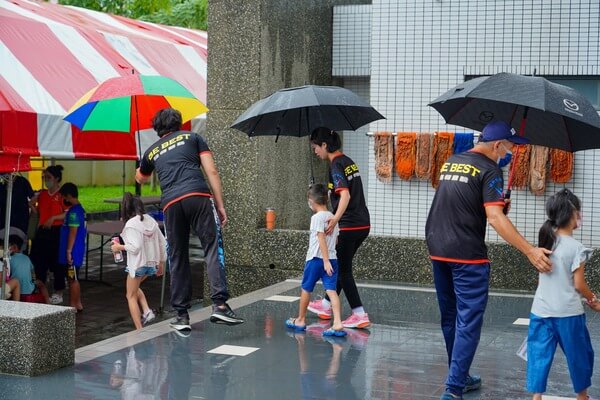 備有大型雨傘雨天安全帶領孩童：台南長頸鹿美語大灣分校多元水彈戶外教學活動（安全多元溫馨專業歡樂水彈商家）