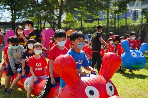 充氣毛毛蟲趣味競賽是高雄台南水彈（漆彈）活動場地中唯一僅有此設備：台南應用科技大學漆彈場：（熊麻吉活動團隊安親班、補習班、冬令營、夏令營、親子活動最值得信賴的選擇）