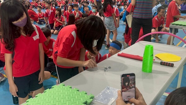 挑戰自我TEAMBUILDING～巴黎鐵塔趣味競賽：台中岸裡國小兒童節趣味競賽活動，本活動設計規劃帶領與租用商家，由熊麻吉活動團隊全程到場服務，多元團康活動及趣味競賽成為日後校園校慶活動最佳典範，找值得信賴與推薦專業商家，讓學校師生充滿快樂回憶與期待