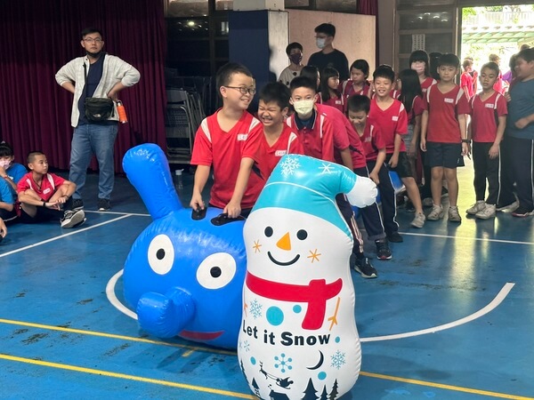 一起歡樂共同努力向前走～陸上行舟趣味競賽：台中岸裡國小兒童節趣味競賽活動，本活動設計規劃帶領與租用商家，由熊麻吉活動團隊全程到場服務，多元團康活動及趣味競賽成為日後校園校慶活動最佳典範，找值得信賴與推薦專業商家，讓學校師生充滿快樂回憶與期待