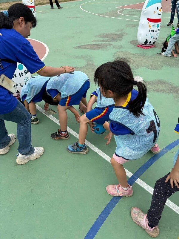 幼小兒童也一起參加競賽喔～胯下接力趣味競賽：熊麻吉活動團隊是專業設計規劃（國小、國中）學校校慶活動，提供完善設備租用（租借），帶領最優質團康遊戲、趣味競賽完善服務