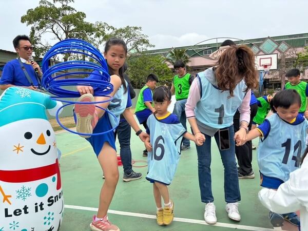 建立最歡樂親子互動與健康運動～金雞獨立團康競賽：熊麻吉活動團隊是專業設計規劃（國小、國中）學校校慶活動，提供完善設備租用（租借），帶領最優質團康遊戲、趣味競賽完善服務，值得您的推薦、信賴、選擇